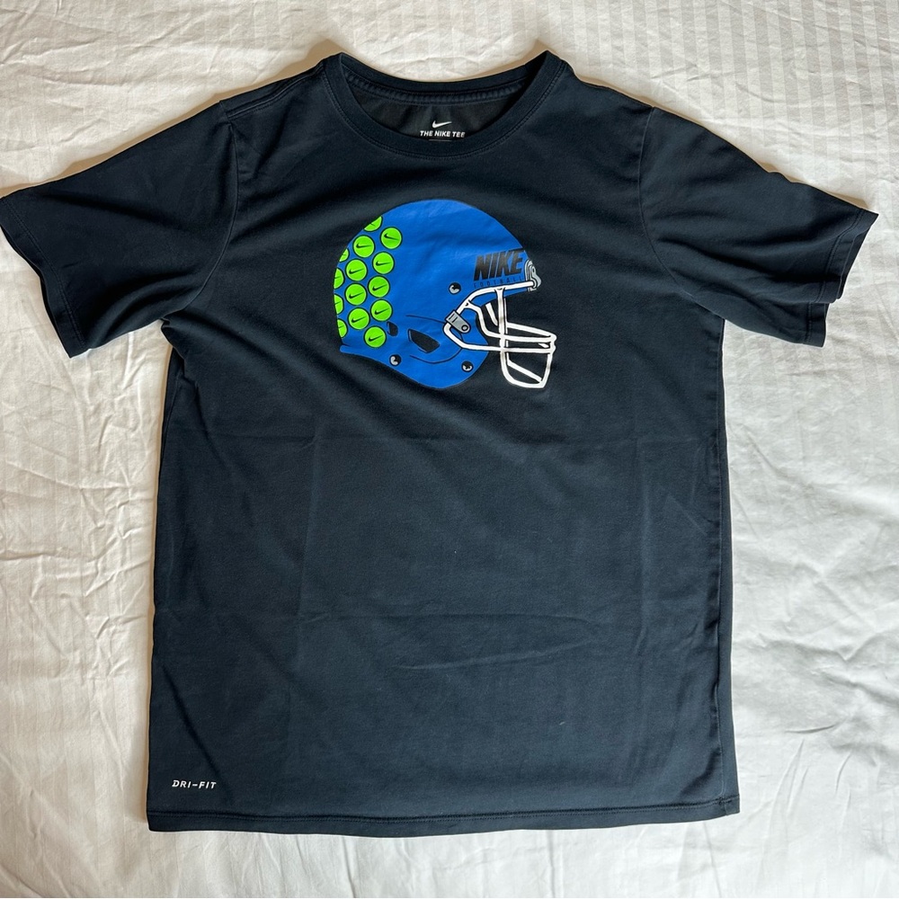NIKE football design. Size XL (kids). Color black.